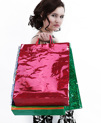 포토 JPG 해외이미지 백인 모델 1 라이프스타일 옷 여자 행복 얼굴 백그라운드 가방 갈색머리 실내 한명 서기 사람 성인 쇼핑 뷰티 유행 세일 기쁨 표현 잡기 화려 우아함 구매 고객 적재 스타일 해외202310 해외포토 서양인 헤어스타일 잡화 감정 컨셉 모션 내부 생활 신체부위 파일형식