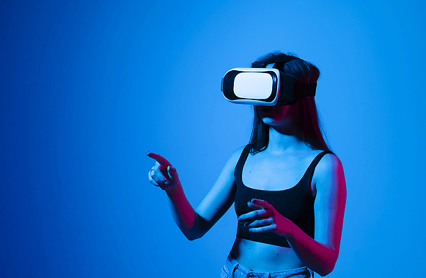 포토 JPG 해외이미지 백인 모델 라이프스타일 응시 여자 교육 행복 안경 얼굴 백그라운드 컨셉 인터넷 미래 고글 한명 미소 사람 성인 스마트폰 디지털 헤드폰 탐험 게임 관찰 어플리케이션 네온 온라인 동영상 혁명 가상 가상현실 현실 해외202310 해외포토 서양인 1 시선 잡화 감정 음향기기 모션 놀이 표정 생활 신체부위 핸드폰 스마트기기 파일형식