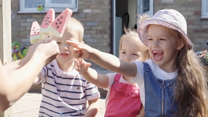 포토 JPG 해외이미지 백인 행복 감정 얼굴 어린이 음식 가족 자연 아이스크림 디저트 사람 야외 세명 친구 컬러풀 태양 여행가방 얼음 봄 기쁨 짐 흰색 아기 도시 달콤 맛 핥기 먹기 크림 맛있는 해외202310 해외포토 자연요소 서양인 계절 컬러 컨셉 가방 관계 모션 신체부위 생태계 파일형식