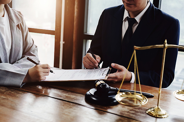 포토 JPG 해외이미지 여자 남자 비즈니스 저울 앉기 상반신 성인 사무실 펜 법률가 책상 상담 문서 법 변호사 해외202310 해외포토 직업 가구 모션 사람 필기구 파일형식