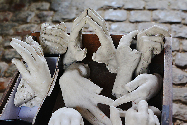 포토 JPG 해외이미지 손 남자 유럽 종교 조각 건축양식 손가락 미술 사람 사람없음 빛 상자 조각상 숫자 평화 희망 회색 프랑스 골동품 바위 흰색 기도 사찰 영혼 역사 재산 로마 손목 심볼 묘사 박물관 대리석 라임 팔 동쪽 그리스인 천연기념물 곰팡이 깨짐 로마인 옛날 개조 해외202310 해외포토 서양인 문자 건축 감정 나라 컬러 컨셉 과일 재료 종교건축 문화예술 인종 신체부위 금융 조형물 이탈리아 돌_바위 방향 파일형식