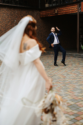 포토 JPG 해외이미지 커플 드레스 행복 신랑 2 가족 함께함 정장 두명 빛 검은색 산책 도시 우아함 흐림 해외202310 해외포토 옷 감정 컬러 결혼 컨셉 관계 날씨 휴식 사람 파일형식