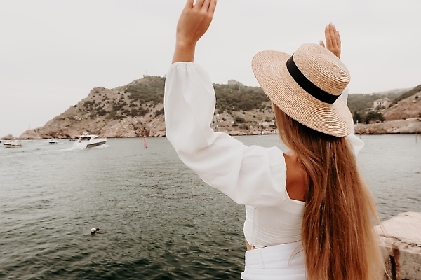 포토 JPG 해외이미지 라이프스타일 여자 행복 바다 여행 자연 하늘 휴가 산 한명 사람 성인 야외 물 파란색 뷰티 여행객 계곡 트래킹 하이킹 추위 자유 정상 셀프카메라 나눔 수평선 해외202310 해외포토 자연요소 1 감정 컬러 컨셉 레저 생활 사진촬영 생태계 파일형식