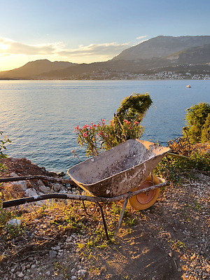 포토 JPG 해외이미지 식물 라이프스타일 꽃 바다 여행 농업 산 서기 해변 사람없음 파란색 일몰 수레 공구 업무 개화 닫기 청소 원예 화단 옛날 해외202310 해외포토 산업 컬러 모션 취미 생활 노을 카트 도구 작업 파일형식