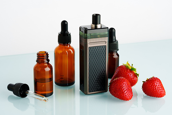 포토 JPG 해외이미지 딸기 사람없음 흰배경 니코틴 니코틴중독 앰플 전자담배 해외202310 해외포토 백그라운드 과일 담배 흰색 중독 파일형식