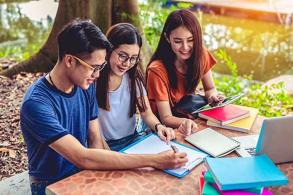 포토 JPG 해외이미지 학생 라이프스타일 공원 여자 교육 남자 행복 통신 학교 탁자 함께함 3 말하기 대화 한명 사람 앉기 동양인 성인 야외 10대 책 친구 노트북 학습 스터디 컴퓨터 터치패드 알약 공책 우정 네트워크 그룹 대학교 소셜 해외202310 해외포토 1 공공시설 감정 가구 컨셉 관계 모션 청소년 문구용품 인종 생활 전자제품 약 파일형식