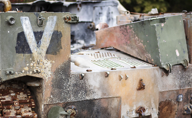 포토 JPG 해외이미지 무기 거리 설명 사람없음 야외 금속 긴급 공격 폭발 충돌 심볼 사인 부식 군용 싸움 전쟁 러시아 육군 무거움 갑옷 깨짐 러시아인 옛날 우크라이나 해외202310 해외포토 서양인 유럽 컨셉 모션 재질 군대 무게 보호장비 파일형식