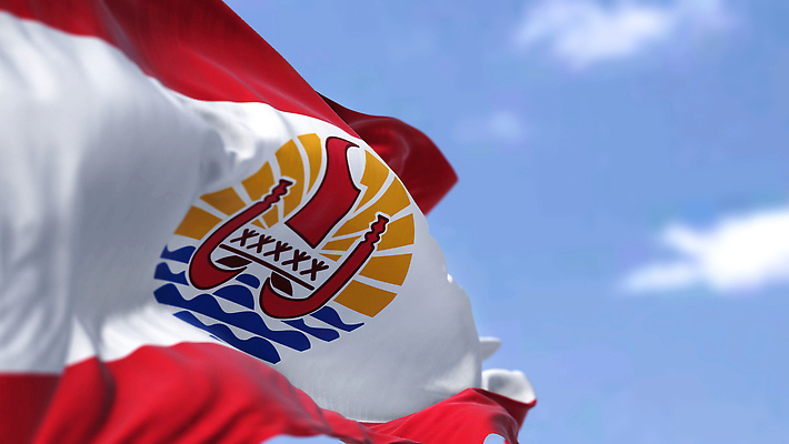 포토 JPG 해외이미지 해외 디자인 배너 문화 물결 여행 하늘 날리기 바람 사람없음 야외 빨간색 줄무늬 자유 프랑스 흰색 깃발 직물 오세아니아 국기 민주주의 천 심볼 묘사 신분 애국심 프랑스어 독립 잔물결 전국 정부 통일 해외202310 해외포토 자연요소 문자 유럽 나라 컬러 컨셉 무늬 모션 날씨 파일형식