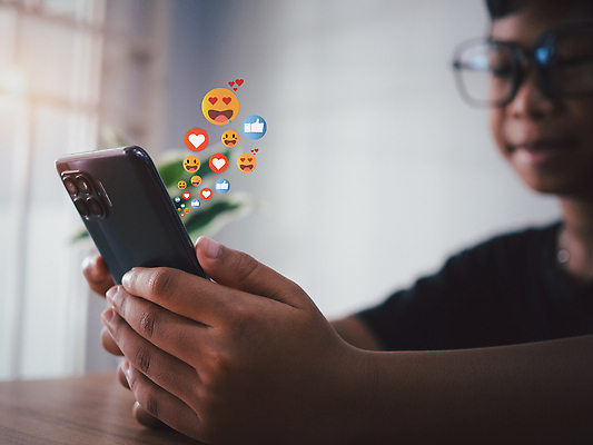 포토 JPG 해외이미지 라이프스타일 손 행복 컨셉 인터넷 비즈니스 통신 손가락 모바일 주택 한명 미소 사람 스마트폰 핸드폰 글로벌 디지털 스크린 웹 터치 정보 타이핑 잡기 네트워크 메시지 어플리케이션 연결 사이버 스마트 서비스 온라인 마케팅 소셜 소셜미디어 채팅 생존 네트워킹 해외202310 해외포토 1 감정 모션 표정 건물 생활 신체부위 전자제품 스마트기기 파일형식