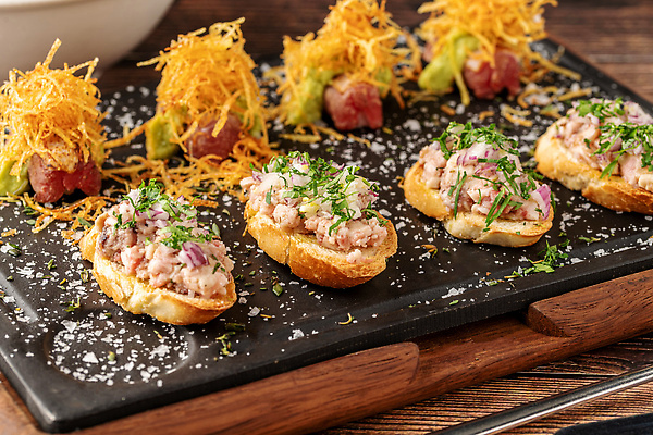 포토 JPG 해외이미지 전통 접시 음식 빵 조각 백그라운드 다이어트 토마토 채소 탁자 밥 치즈 샌드위치 건강 육류 어류 요리 동양인 사람없음 빨간색 초록색 식당 일본 식사 저녁식사 초밥 시골 신선 오픈 아침식사 먹기 해산물 날것 슬라이스 토스트 연어 내추럴 점심식사 브루스케타 맛있는 해외202310 해외포토 식기 아시아 컬러 가구 식재료 모션 유제품 인종 상점 수중동물 일본음식 파일형식