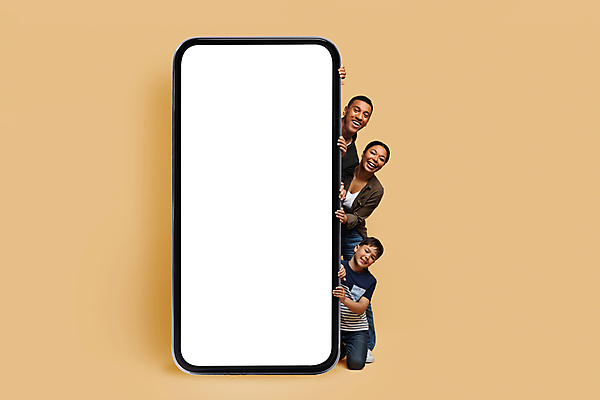 포토 JPG 해외이미지 여자 남자 아들 어린이 백그라운드 엄마 서기 소년 상반신 성인 스마트폰 스크린 잡기 아빠 베이지색 목업 카피스페이스 해외포토 컬러 가족 모션 사람 핸드폰 스마트기기 공백 파일형식