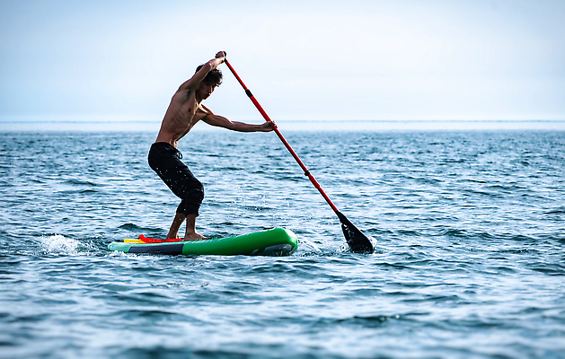 포토 JPG 해외이미지 라이프스타일 남자 실루엣 스포츠 바다 여행 백그라운드 자연 하늘 휴가 건강 한명 웃음 야외 물 여름 운동 태양 뷰티 자유 서핑보드 서핑 연습 해외202310 해외포토 자연요소 1 계절 컨셉 촬영기법 표정 사람 생활 수상스포츠 보드_스포츠 생태계 파일형식