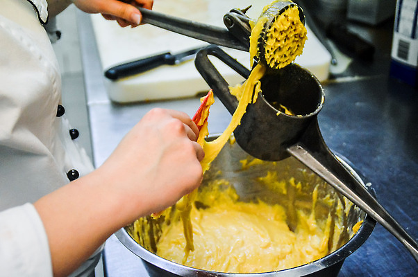 포토 JPG 해외이미지 직업 산업 재료 기술 실내 관리 요리 한명 사람없음 하이앵글 주방 요리사 작업 작업장 준비 상업 레시피 고용 음식준비 뉴노멀 해외202310 해외포토 1 뷰포인트 사람 내부 경제 구직 채용 파일형식