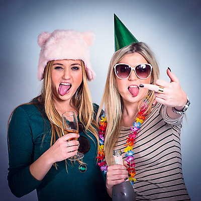 포토 JPG 해외이미지 여자 털모자 상반신 성인 두명 선글라스 고깔모자 생일파티 중지손가락 샴페인 샴페인잔 메롱 성인여자만 해외202310 해외포토 모자_잡화 안경 술잔 손가락 모션 주류 사람 생일 여자만 성인만 파일형식