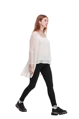 포토 JPG 해외이미지 전신 여자 한명 성인 옆모습 걷기 흰색 성인여자한명만 해외202310 해외포토 1 뷰포인트 컬러 모션 사람 여자한명만 성인여자만 파일형식