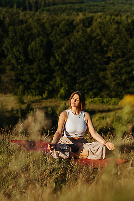포토 JPG 해외이미지 백인 라이프스타일 여자 선 요가 자연 휴식 건강 한명 성인 야외 평화 화목 일몰 에너지 영혼 연습 명상 해외202310 해외포토 서양인 1 웰빙 컨셉 사람 생활 노을 생태계 파일형식
