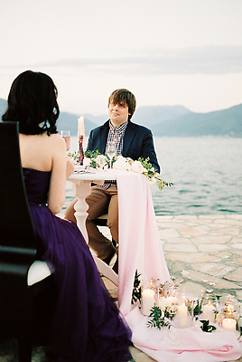 포토 JPG 해외이미지 백인 커플 드레스 꽃 안경 바다 2 의자 탁자 산 앉기 두명 항구 축제 식탁보 축하 닫기 라일락 해외202310 해외포토 서양인 식물 잡화 옷 가구 컨셉 관계 교통시설 모션 사람 파일형식