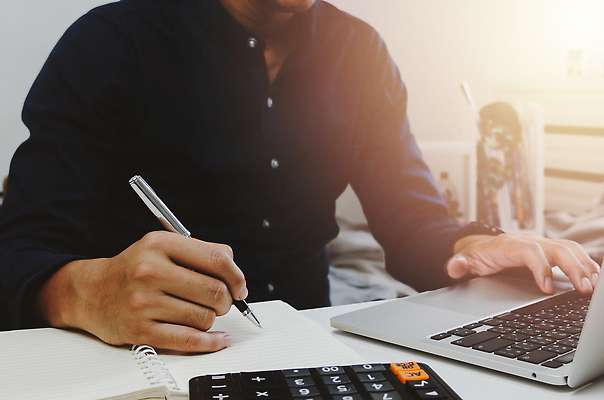 포토 JPG 해외이미지 직업 손 남자 종이 컨셉 비즈니스 성공 직장 사람 앉기 사람없음 책 금융 경제 노트북 컴퓨터 사무실 펜 쪽지 공책 흰색 타이핑 키보드 기록 업무 비즈니스맨 계획 책상 분석 보고서 문서 투자 보험 경영 계좌 마케팅 세금 수입 비용 해외202310 해외포토 컬러 가구 회사 모션 문구용품 신체부위 전자제품 필기구 작업 직장인 파일형식