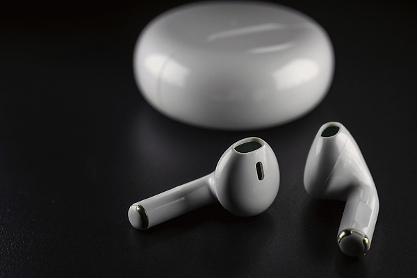 포토 JPG 해외이미지 음악 이어폰 백그라운드 2 인터넷 커뮤니케이션 모바일 새로움 사람없음 스마트폰 핸드폰 컴퓨터 상자 컬러풀 카메라 헤드폰 듣기 흰색 닫기 연결 플라스틱 무선전화기 전화기 스마트 오브젝트 전자 귀 오디오 통화 블루투스 충전 꺼내기 꼬투리 더블 마케팅 카피스페이스 해외202310 해외포토 컬러 음향기기 컨셉 모션 재질 문화예술 신체부위 전자제품 스마트기기 공백 파일형식