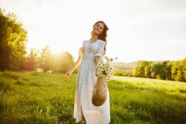 포토 JPG 해외이미지 전신 여자 따뜻함 한명 성인 야외 햇빛 일몰 핸드백 짚 주기 개망초 성인여자한명만 해외202310 해외포토 1 꽃 줄기 가방 모션 사람 태양 노을 여자한명만 성인여자만 파일형식