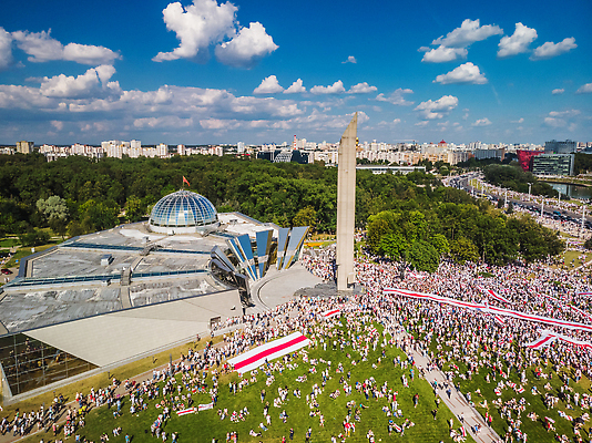 포토 JPG 해외이미지 배너 유럽 안테나 이벤트 사람없음 야외 빨간색 평화 자유 축하 깃발 도시 군중 선거 민주주의 심볼 정사각형 반대 애국심 혁명 대통령 독립 드론 벨로루시 정부 지원 필승 항의 후보 해외202310 해외포토 도형 나라 컬러 컨셉 통신 사람 우승 파일형식