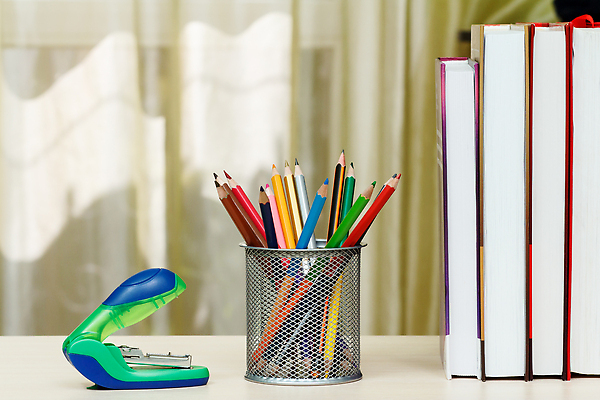 포토 JPG 해외이미지 교육 문구용품 색연필 사람없음 책 연필 펜 스테이플러 오브젝트 연필꽂이 해외202310 해외포토 학용품 필기구 사무용품 파일형식