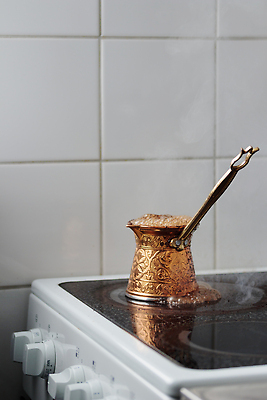 포토 JPG 해외이미지 전통 커피 음료 음식 손잡이 요리 사람없음 갈색 금속 주방 카페 수확 골동품 흰색 아침식사 냄비 구리 놋쇠 옛날 카페인 튀르키예 해외202310 해외포토 아시아 컬러 농업 재질 상점 식사 원소 솥 파일형식