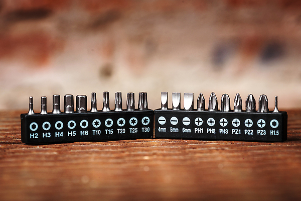 포토 JPG 해외이미지 산업 백그라운드 가정 사람없음 상자 머리 유행 금속 검은색 장비 운전 기구 공구 닫기 컨테이너 철 무선 오브젝트 전자 정리 볼트 고정 정비공 토막 유지 조립 고립 노즐 송곳 하드웨어 해외202310 해외포토 컬러 모션 재질 신체부위 컴퓨터 도구 기술자 파일형식