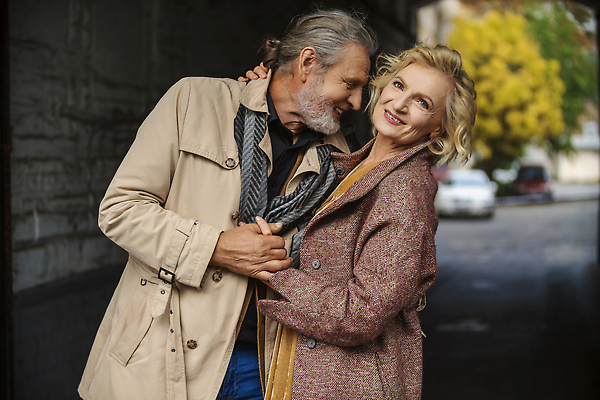 포토 JPG 해외이미지 백인 라이프스타일 커플 응시 여자 남자 행복 여유 벽 중년 결혼 2 가족 관계 포옹 자연 남편 휴식 주택 함께함 사랑 서기 미소 사람 성인 야외 두명 청춘 정원 아내 재산 옛날 진짜 해외202310 해외포토 서양인 시선 감정 컨셉 안기 모션 표정 이벤트 건물 생활 금융 생태계 파일형식