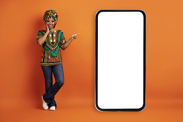 포토 JPG 해외이미지 전신 여자 백그라운드 한명 서기 성인 스마트폰 스크린 주황색 가리킴 목업 성인여자한명만 카피스페이스 해외포토 1 컬러 모션 사람 손짓 핸드폰 스마트기기 공백 여자한명만 성인여자만 파일형식