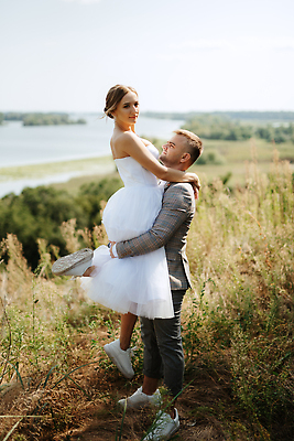 포토 JPG 해외이미지 모자 커플 드레스 남자 이동 산 함께함 사랑 서기 두명 초록색 여름 파란색 강 갈색 봄 산책 조끼 저녁 언덕 밀짚 채널 해외202310 해외포토 잡화 옷 계절 감정 컬러 컨셉 관계 모션 휴식 사람 외투 짚 야간 파일형식