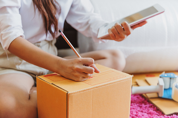 포토 JPG 해외이미지 백인 직업 여자 비즈니스 포장 주택 사람 동양인 사람없음 컴퓨터 상자 사무실 알약 세일 상점 웹 카트 표현 잡기 업무 시장 배달원 상품 가격 컨테이너 배송 서비스 상업 패키지 질서 소매 온라인 짐싸기 전자상거래 전송 꺼내기 매각 해외202310 해외포토 서양인 산업 인터넷 모션 인종 건물 전자제품 약 예절 작업 파일형식