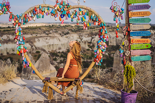 포토 JPG 해외이미지 여자 여행 벤치 바위산 한명 앉기 성인 야외 아웃포커스 로맨틱 하트 표지판 고개들기 성인여자한명만 튀르키예 해외202310 해외포토 모양 1 아시아 컨셉 의자 모션 알림판 촬영기법 사람 돌산 여자한명만 성인여자만 파일형식