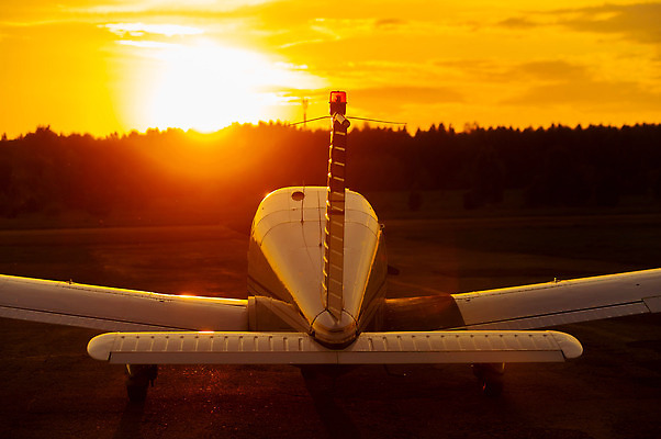 포토 JPG 해외이미지 나무 구름 실루엣 여행 백그라운드 날개 자연 하늘 비행기 파노라마 풍경 사람없음 야외 파란색 빛 노란색 일출 황혼 일몰 새벽 자유 비행 저녁 숲 작음 주차 파일럿 항공 속도 출발 싱글 프로펠러 제트기 승객 엔진 곡예비행 대패 해외202310 해외포토 자연요소 식물 직업 컬러 컨셉 항공교통 대중교통 촬영기법 노을 밤 야간 크기 생태계 파일형식