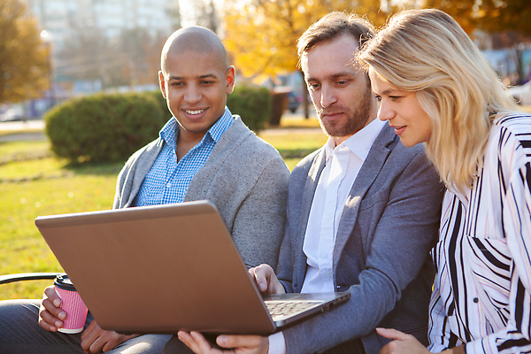 포토 JPG 해외이미지 직업 남자 회사 비즈니스 CEO 사업가 통신 성공 대화 인종 야외 세명 노트북 컴퓨터 만남 업무 비즈니스맨 비즈니스우먼 그룹 연결 토론 종업원 동료 공유 경영 고용 프리랜서 해외202310 해외포토 여자 컨셉 관계 말하기 사람 전자제품 구직 작업 직장인 채용 파일형식