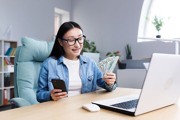 포토 JPG 해외이미지 여자 화분 안경 화초 지폐 의자 책장 한명 들기 앉기 상반신 성인 앞모습 노트북 스마트폰 사무실 마우스 스마트 책상 성인여자한명만 해외202310 해외포토 식물 1 잡화 뷰포인트 가구 컨셉 돈 비즈니스 모션 사람 전자제품 핸드폰 스마트기기 컴퓨터용품 여자한명만 성인여자만 파일형식