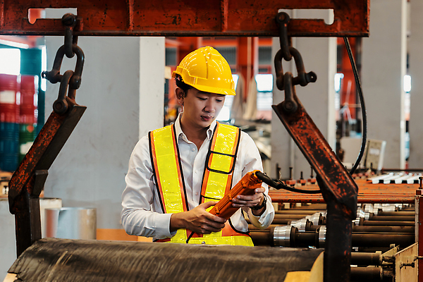 포토 JPG 해외이미지 남자 산업 공장 노동자 작업복 한명 들기 동양인 상반신 성인 기계 과학기술 작업 엔지니어 안전모 성인남자한명만 해외202310 해외포토 직업 1 옷 공업 모션 기술 사람 인종 기술자 헬멧 안전장비 남자한명만 성인남자만 파일형식