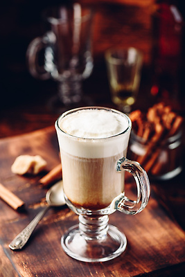 포토 JPG 해외이미지 커피 한잔 사람없음 갈색 칵테일 커피잔 티스푼 크림 나무도마 나무탁자 위스키 해외202310 해외포토 1 음료 컬러 탁자 잔 도마 주류 목재 숟가락 파일형식