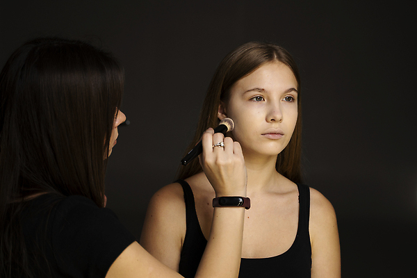 포토 JPG 해외이미지 백인 모델 여자 얼굴 백그라운드 두명 치료 뷰티 화장품 덮개 흰색 붓 화려 액체 가루 볼터치 피부 크림 만들기 내추럴 고립 돌봄 신청 해외202310 해외포토 서양인 컬러 컨셉 의학 모션 사람 신체부위 화장 뚜껑 파일형식