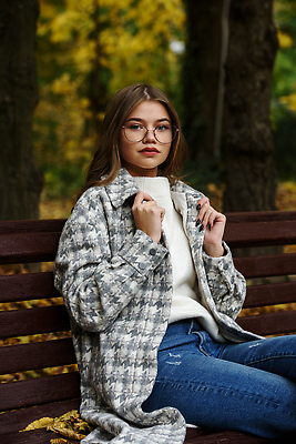 포토 JPG 해외이미지 백인 모델 라이프스타일 옷 계절 여자 유럽 안경 얼굴 여행 휴식 거리 갈색머리 한명 앉기 성인 야외 빨간색 청춘 뷰티 유행 수확 가을 흰색 청바지 도시 우아함 가죽 스웨터 입술 스타일 해외202310 해외포토 서양인 1 헤어스타일 잡화 나라 컬러 컨셉 상의 농업 바지 모션 사람 생활 신체부위 파일형식