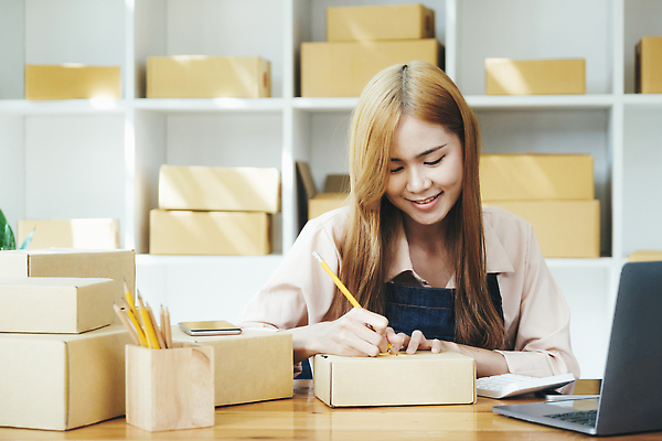 포토 JPG 해외이미지 여자 실내 한명 동양인 상반신 성인 노트북 연필 쌓기 기록 택배 연필꽂이 택배상자 박스포장 온라인쇼핑몰 성인여자한명만 해외202310 해외포토 1 포장 모션 문구용품 학용품 사람 인종 내부 전자제품 상자 필기구 운송업 쇼핑몰 온라인 여자한명만 성인여자만 파일형식