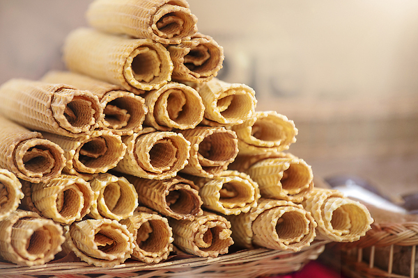 포토 JPG 해외이미지 접시 음식 백그라운드 아침 디저트 요리 사람없음 갈색 노란색 쿠키 과자 케이크 빵집 우유 흰색 신선 달콤 맛 아침식사 설탕 굽기 먹기 가득함 크림 벨기에 롤 광택 튜브 원뿔 와플 페스츄리 핸드메이드 캐러멜 맛있는 해외202310 해외포토 주간 도형 식기 빵 컬러 컨셉 모션 유제품 상점 식사 구이 서유럽 파일형식