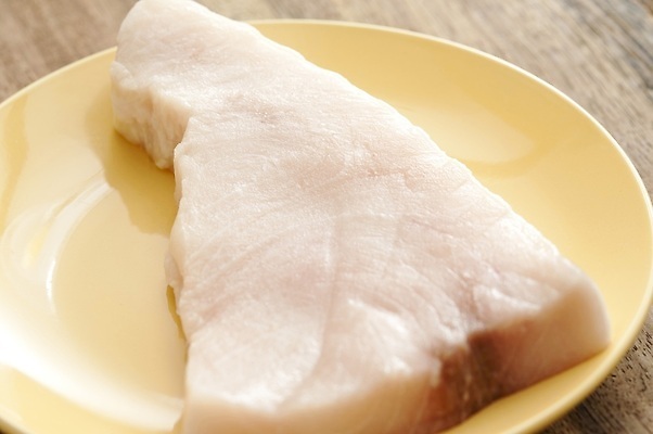 포토 JPG 해외이미지 접시 음식 재료 부분 탁자 건강 어류 스테이크 요리 사람없음 해산물 날것 단백질 생식 해외202310 해외포토 식기 가구 서양음식 수중동물 영양소 파일형식