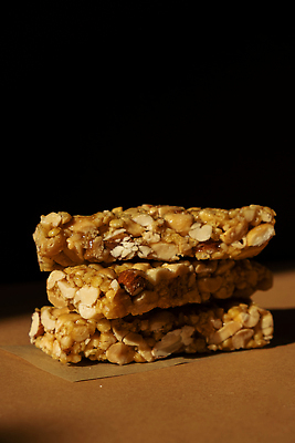 포토 JPG 해외이미지 사람없음 갈색 쌓기 견과류 에너지바 그래놀라 글루텐프리 해외202310 해외포토 음식 컬러 모션 파일형식