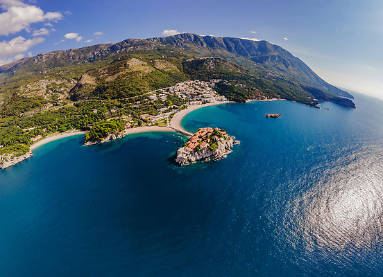 포토 JPG 해외이미지 바다 섬 여행 건축양식 자연 하늘 호텔 휴가 휴식 산 주택 안테나 풍경 사람없음 건물 물 여름 파란색 도시풍경 뷰티 마을 이탈리아 바위 만 고급 성자 정상 지중해 타일 휴양지 시력 드론 랜드마크 몬테네그로 발칸반도 부드바 해외202310 해외포토 자연요소 건축물 계절 건축 유럽 종교 컬러 컨셉 통신 숙소 장소 돌_바위 도시 생태계 파일형식