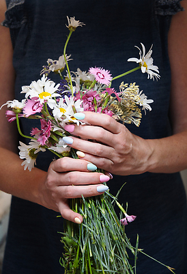 포토 JPG 해외이미지 라이프스타일 손 디자인 여자 꽃 바다 컬러 백그라운드 장신구 손가락 유리 휴가 실내 미술 사람없음 치료 여름 컬러풀 뷰티 파티 유행 상점 금속 주스 봄 화장품 반지 못 뜨거움 황금 우아함 닫기 손톱관리 손톱 피부 선원 광택 프랑스어 돌봄 스타일 해외202310 해외포토 식물 문자 계절 음료 컨셉 의학 모션 재질 문화예술 사람 이벤트 내부 생활 신체부위 공구 네일아트 파일형식