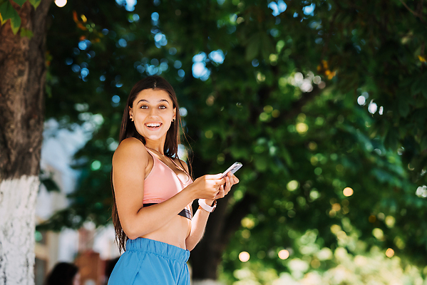 포토 JPG 해외이미지 학생 라이프스타일 여자 인터넷 비즈니스 성공 모바일 거리 한명 미소 사람 성인 야외 스마트폰 핸드폰 태양 뷰티 유행 도시 메시지 온라인 문자메시지 의사소통 힙스터 해외202310 해외포토 자연요소 1 패션 컨셉 표정 생활 전자제품 스마트기기 파일형식