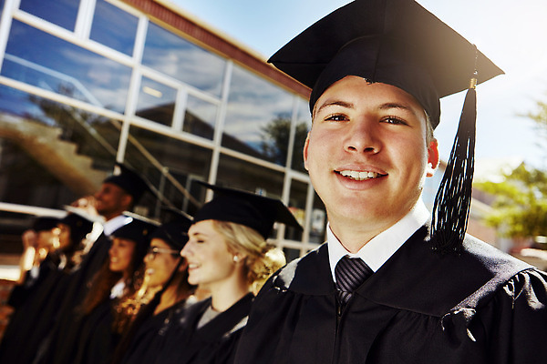 포토 JPG 해외이미지 서양인 여자 남자 학사모 학교 졸업식 졸업생 미소 여러명 상반신 성인 앞모습 옆모습 졸업가운 성인만 해외202310 해외포토 외국인 모자_잡화 교육 뷰포인트 다수 졸업 표정 사람 가운 파일형식