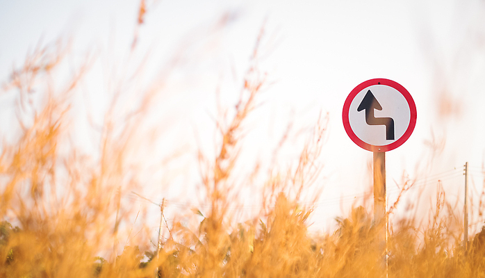 포토 JPG 해외이미지 1 공원 도로 길 여행 백그라운드 컨셉 밭 교통시설 자연 하늘 화살 거리 경고 안전 풍경 사람없음 야외 초록색 파란색 정보 흰색 시골 고속도로 아스팔트 방향 심볼 사인 방법 해외202310 해외포토 공공시설 컬러 교통 농업 시설 생태계 파일형식