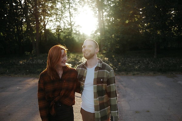 포토 JPG 해외이미지 백인 라이프스타일 커플 공원 여자 남자 행복 셔츠 데이트 관계 포옹 함께함 사랑 성인 두명 초록색 햇빛 태양 기쁨 날짜 열정 빨간머리 해외202310 해외포토 자연요소 서양인 헤어스타일 공공시설 감정 컬러 컨셉 상의 안기 사람 생활 파일형식